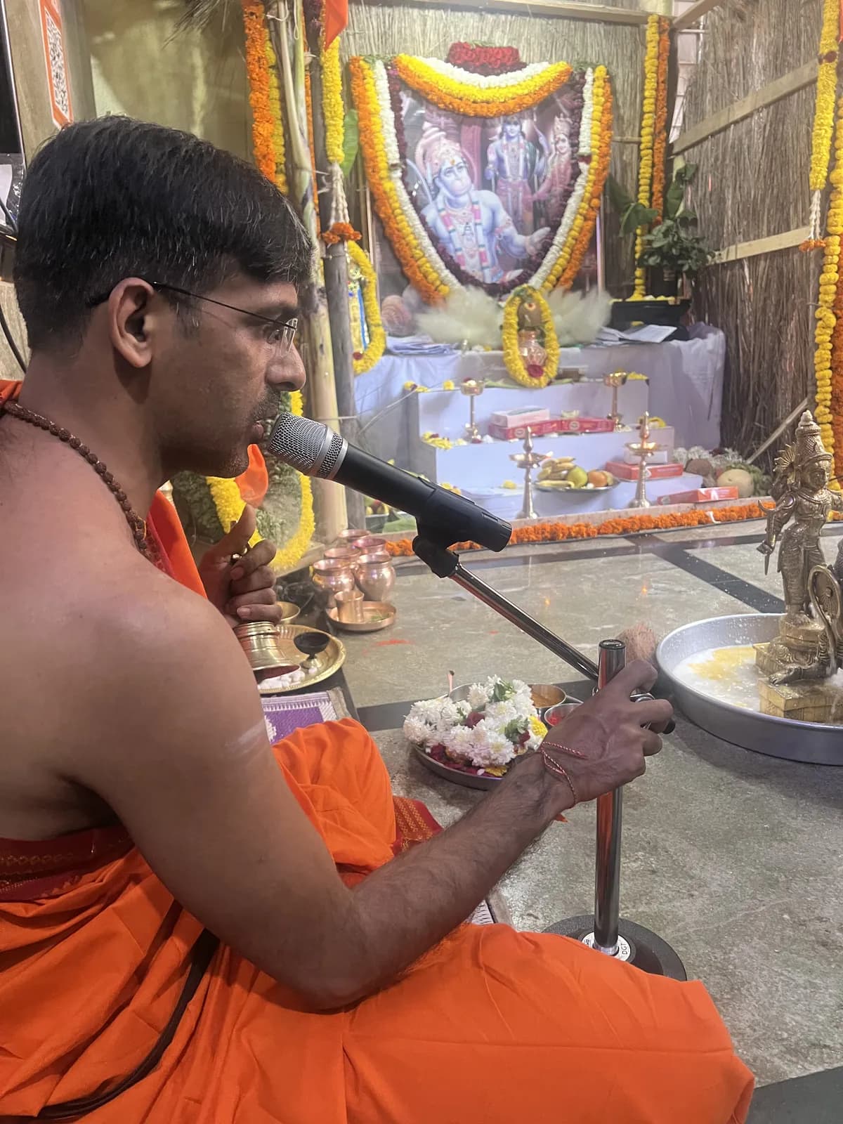 Parayana (Sacred Recitations) performed by a Gopuja Vedic pandit